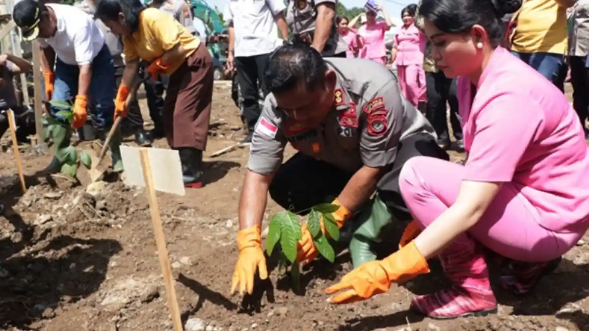Sukseskan Program Kapolri, Polres Kepulauan Sangihe Tanam Pohon di Lebo