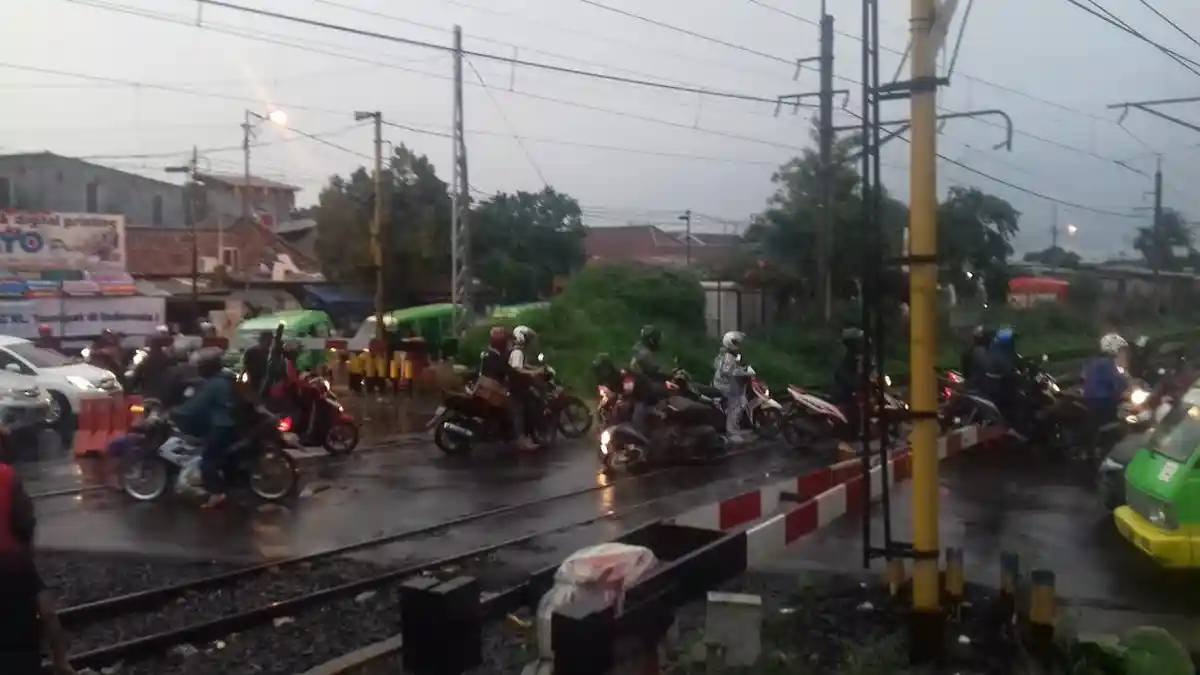 Jalan RE Martadinata Bogor Sering macet, Penjaga Pelintasan Rel Was-was