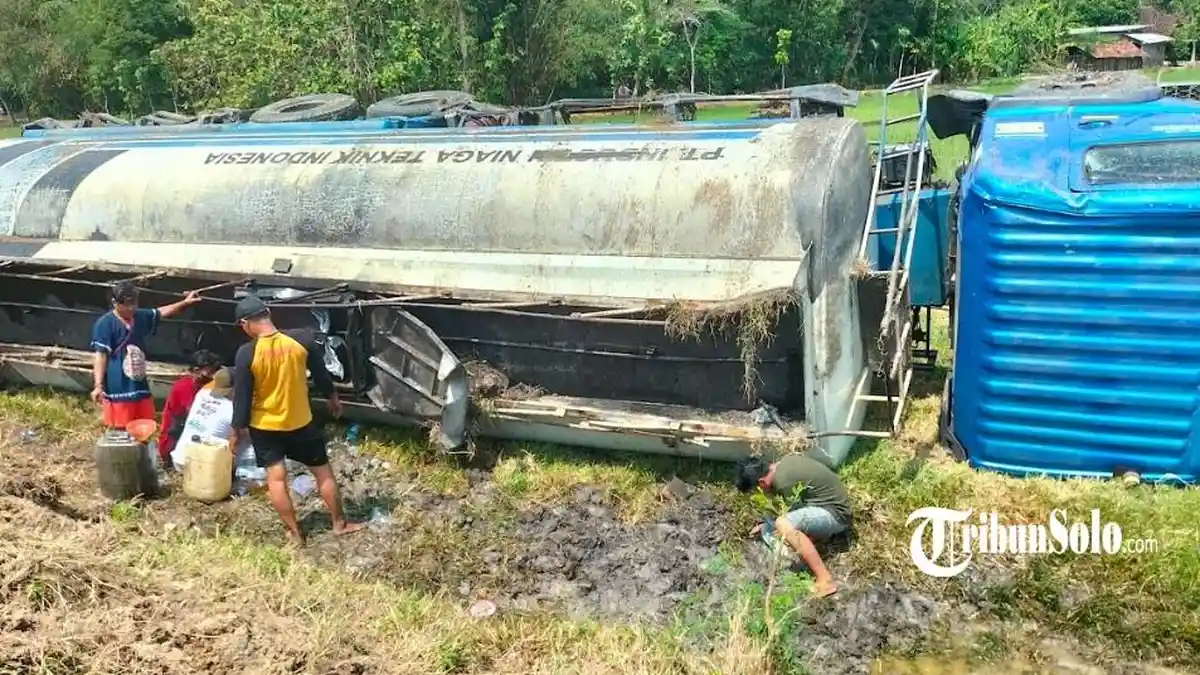 Truk Tangki Terguling di Jalan Tol Ngawi-Sragen Jateng, Warga Malah Ambili Bio Solar yang Tumpah