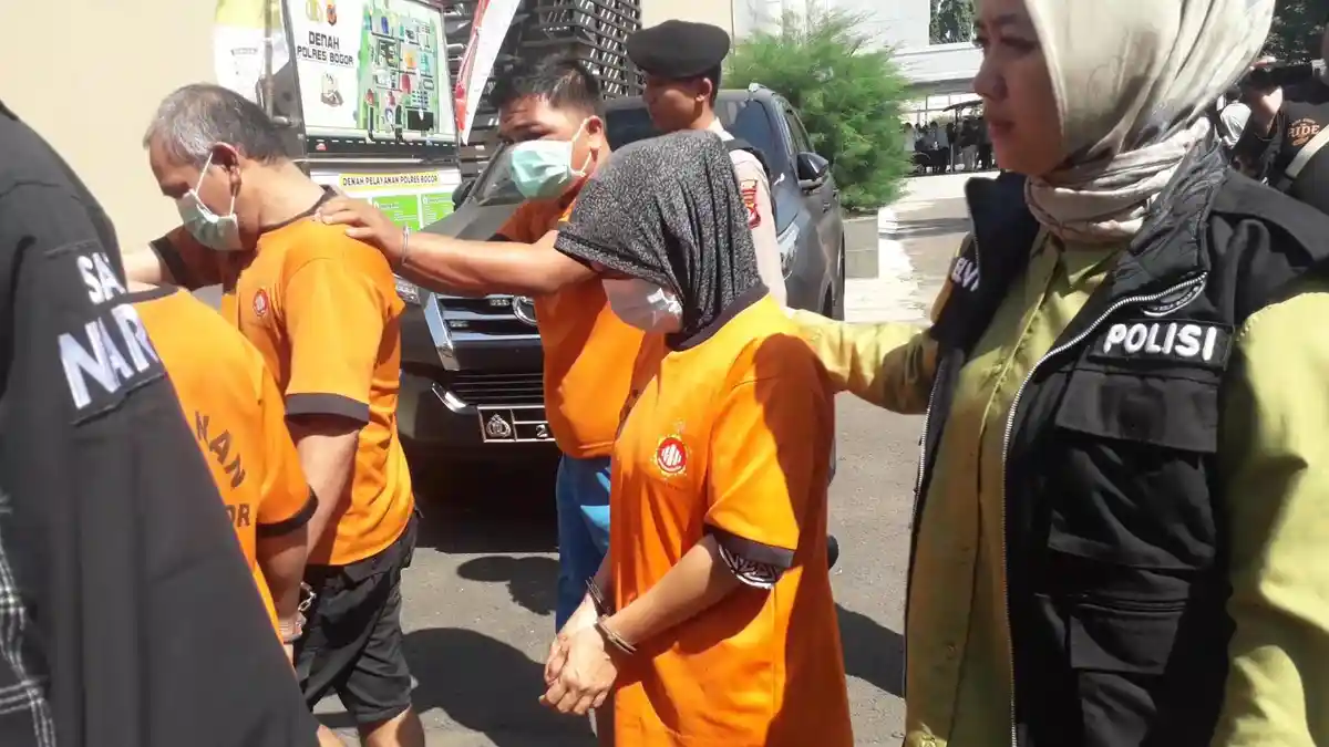 Jualan Sabu, Emak-Emak di Bogor Digiring Polisi Bareng Puluhan Tersangka