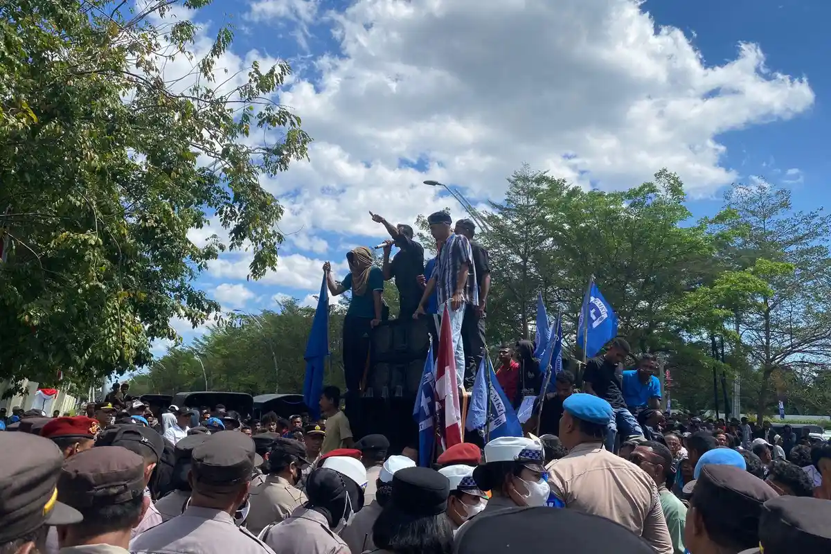 Massa Aksi Tolak Surat Edaran Gubernur NTT Terkait Fungsi Mobil Angkutan Pikap