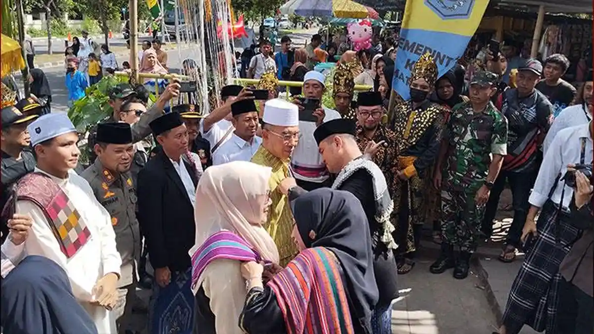 BREAKING NEWS Ratusan Warga Ikuti Perayaan Lebaran Topat di Makam Loang Baloq Kota Mataram