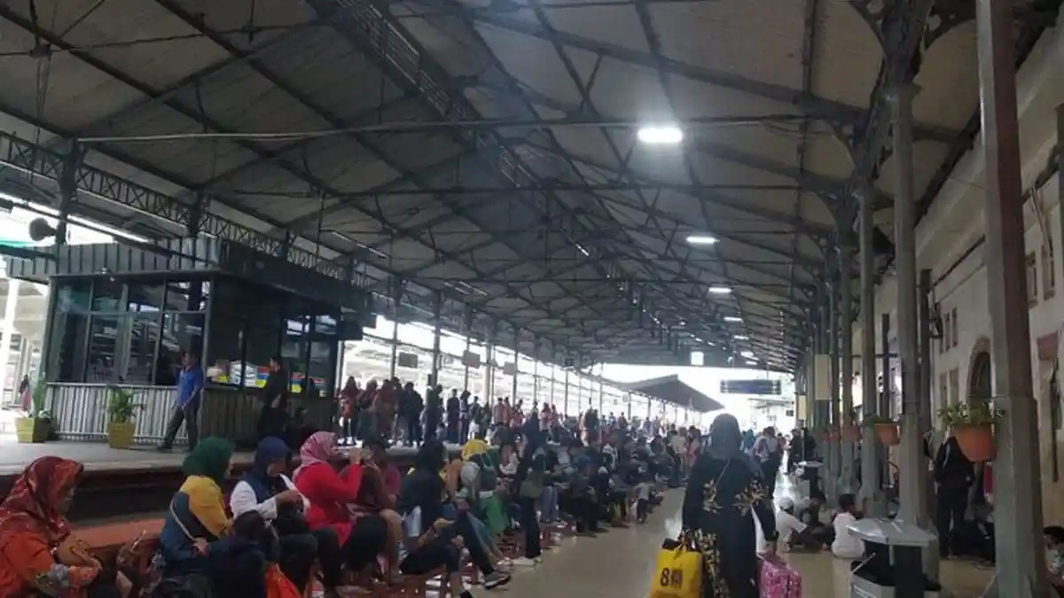 Demo Mahasiswa, 7 Kereta Api Jarak Jauh ini Diberangkatkan dari Stasiun Jatinegara
