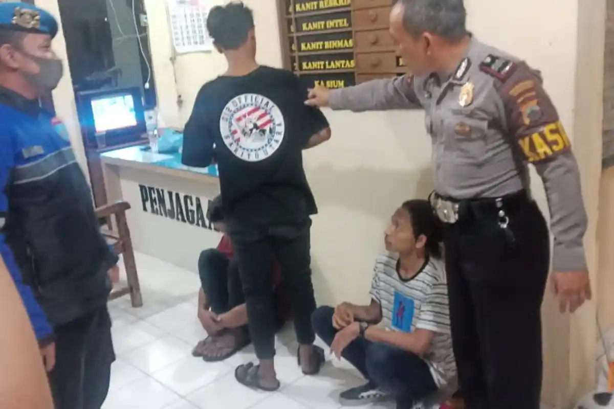 Bawa Senjata Tajam dan Pakai Kaus Gengster, Dua Pemuda di Semarang Digelandang ke Kantor Polisi