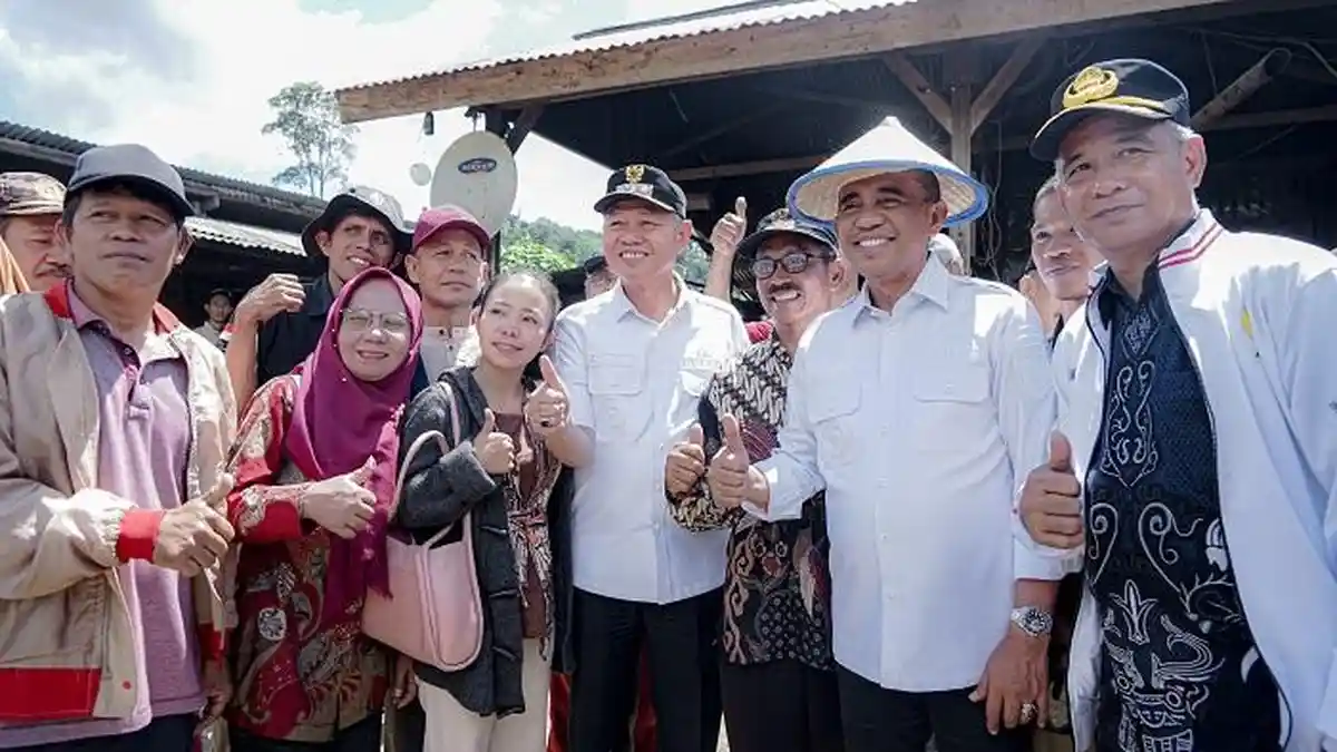 Bupati Sigi Perkenalkan Komoditas Unggulan Desa Lembantongoa kepada Menteri Transmigrasi