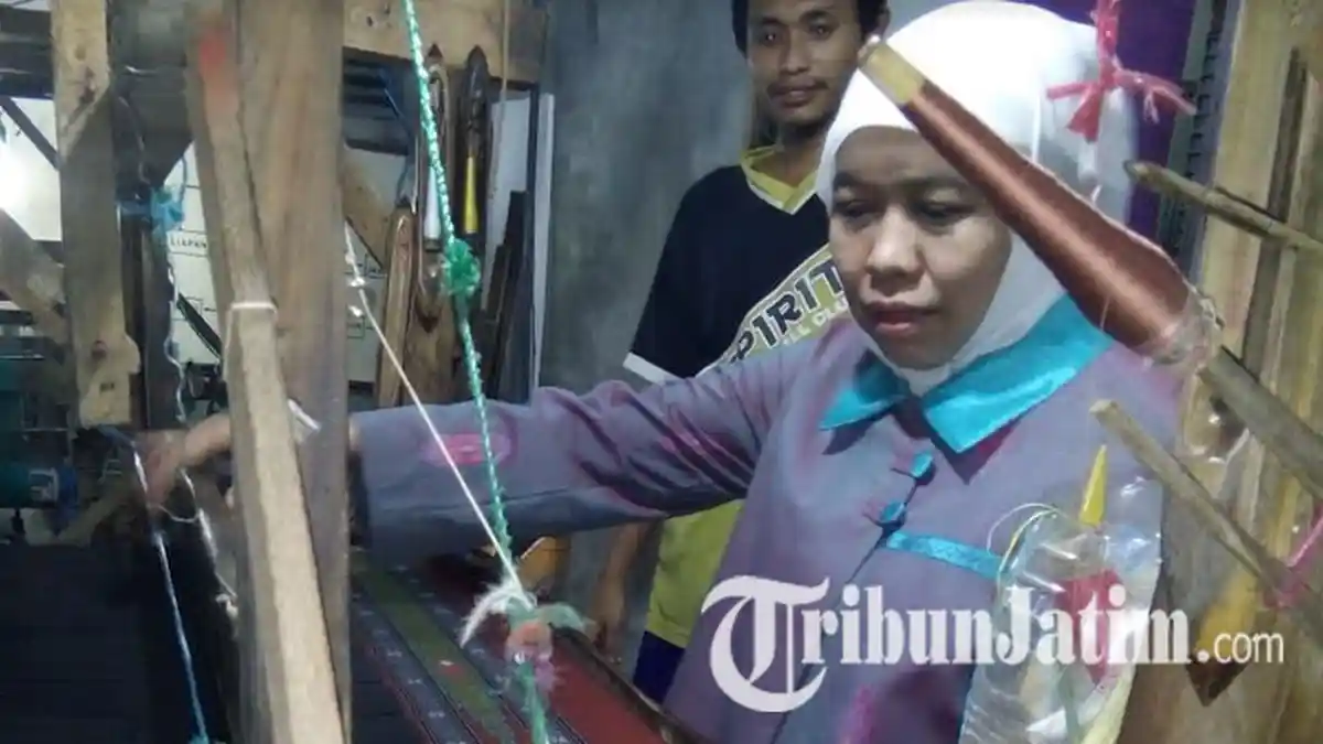 Ini Yang Dilakukan Khofifah Ketika di  Industri Tenun Lamongan