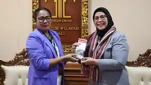 Kakanwil-Kemenkum-Bali-Eem-Nurmanah-dan-Konjen-Timor-Leste-Carolina-Maria-da-Silva.jpg