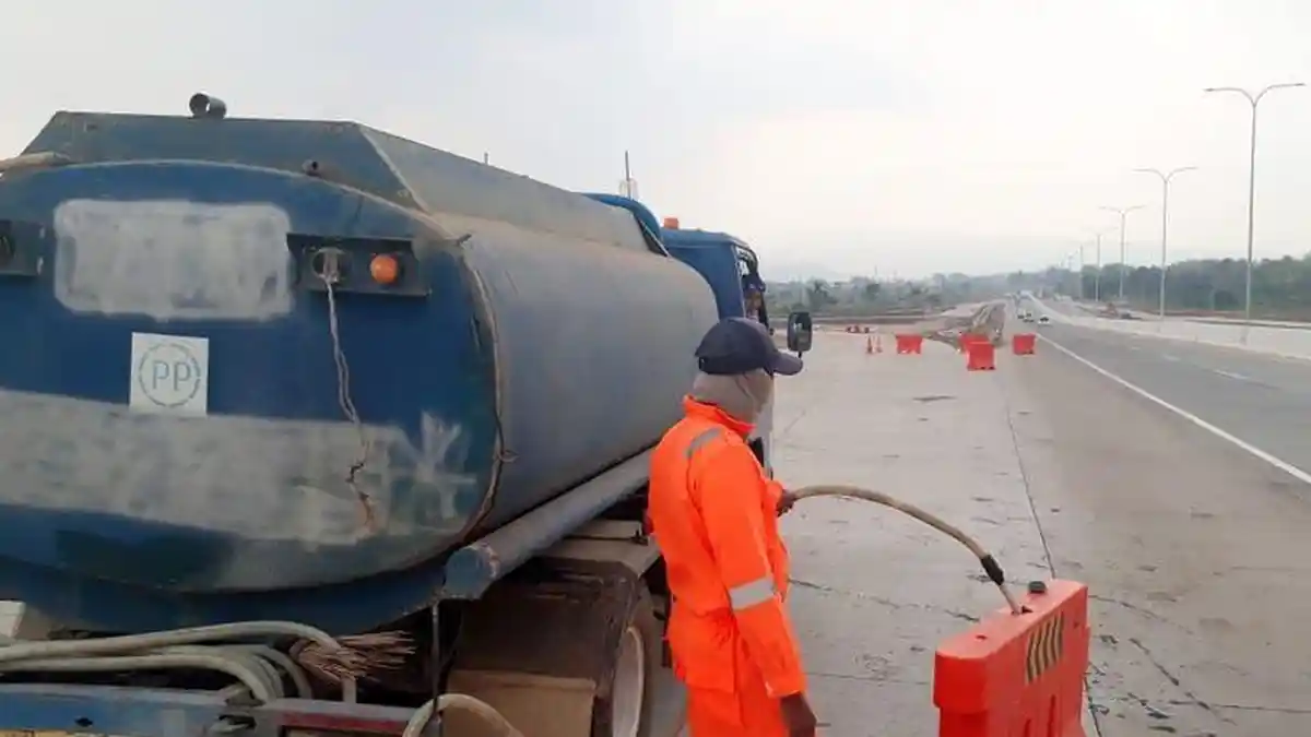Viral Water Barrier di Tol Pandaan-Malang Berpindah Sendiri, Ini Penjelasan Logisnya