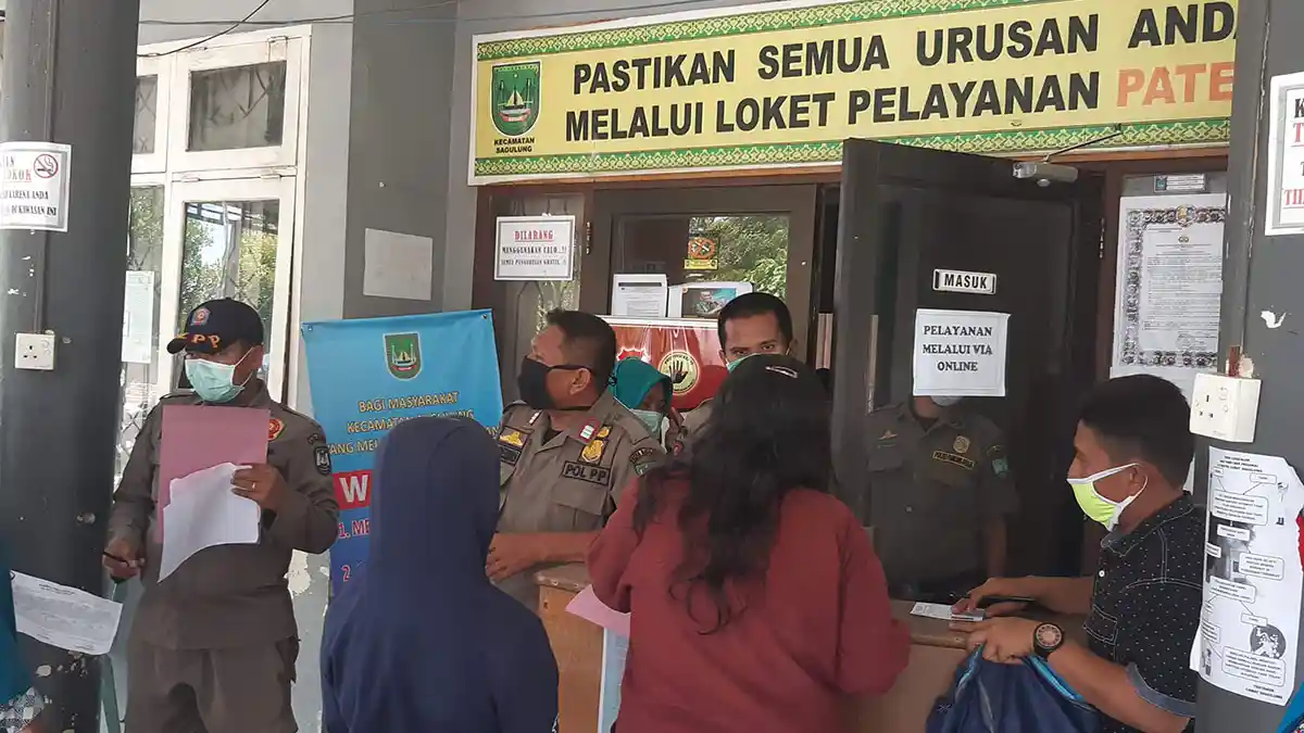 Disuruh di Rumah Tapi Tetap Datangi Kantor Camat, Warga Sagulung: Tak Ada Kerjaan di Rumah