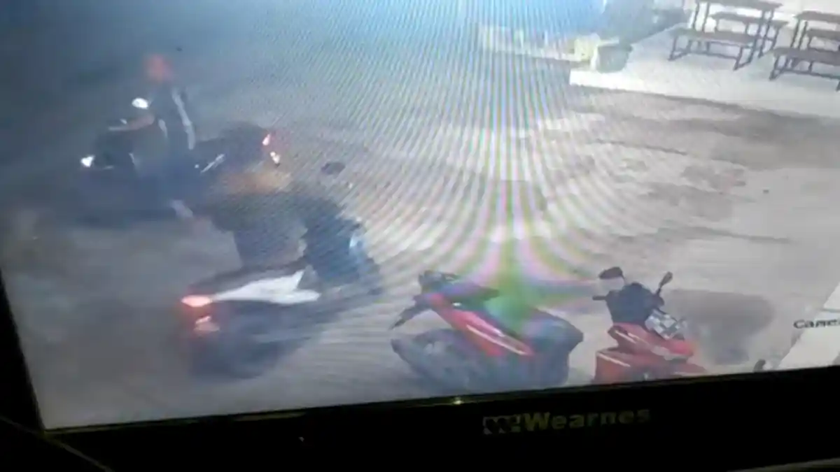CCTV Rekam Detik-detik Aksi Curanmor di Minimarket Pringsewu