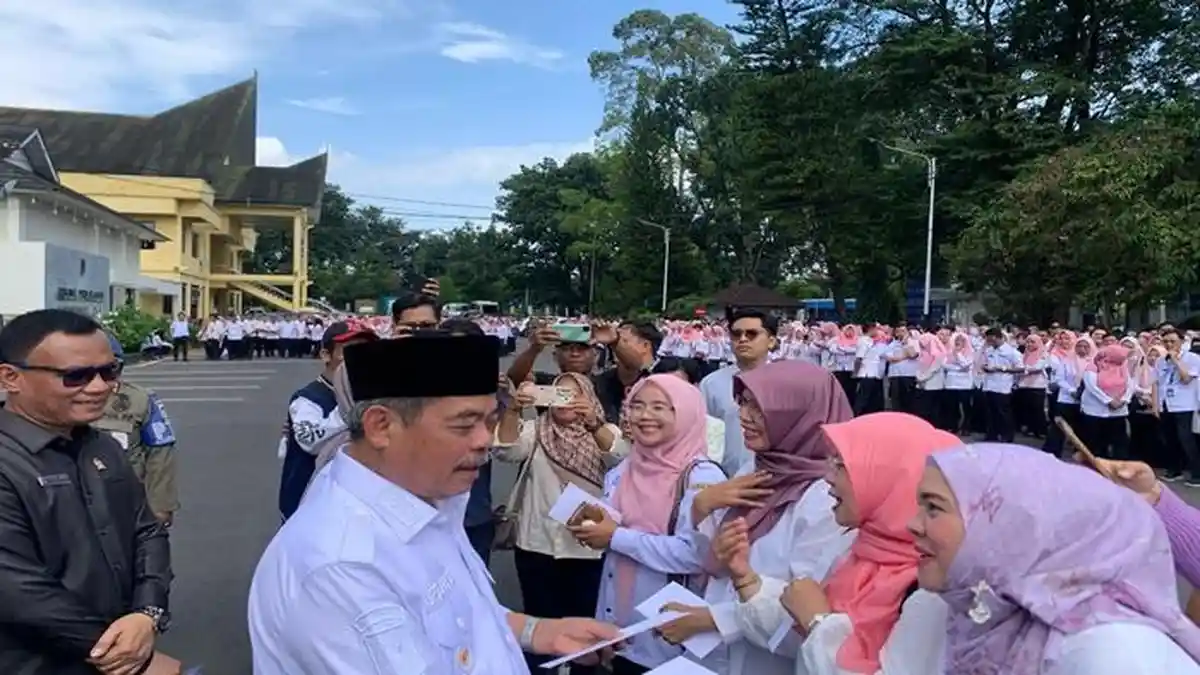 Bursah Zarnubi Ajak OPD Hingga Ketua DPRD Lahat Bantu Tukang Becak Lansia, Bakal Ada Program Bantuan
