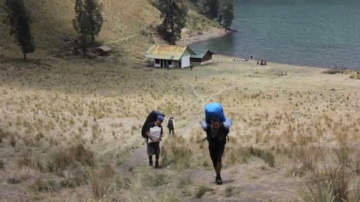 Lebih Dekat Mengenal Tugas Porter di Gunung Semeru
