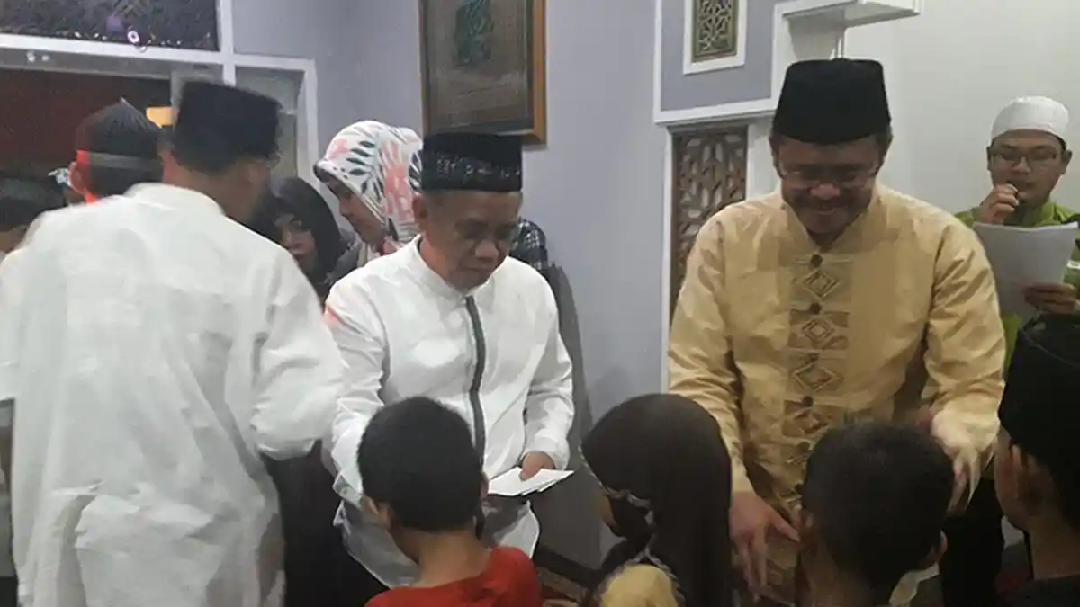 150 Anak Yatim Gembira Ketika Mendapat Santunan Dari Pengelola RSUD Cibabat