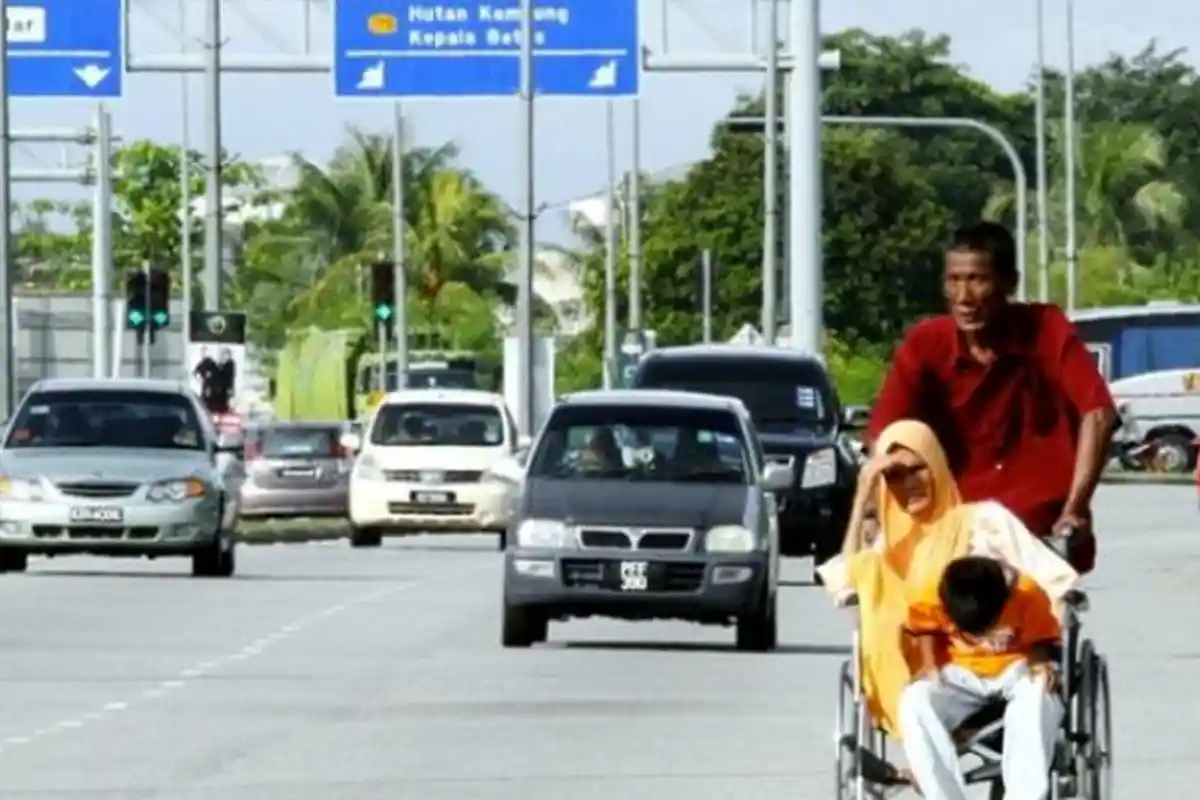 Potret Kemiskinan di Malaysia, Pria Ini Dorong Istri dan Cucunya 5 Km Menuju ke Rumah Sakit