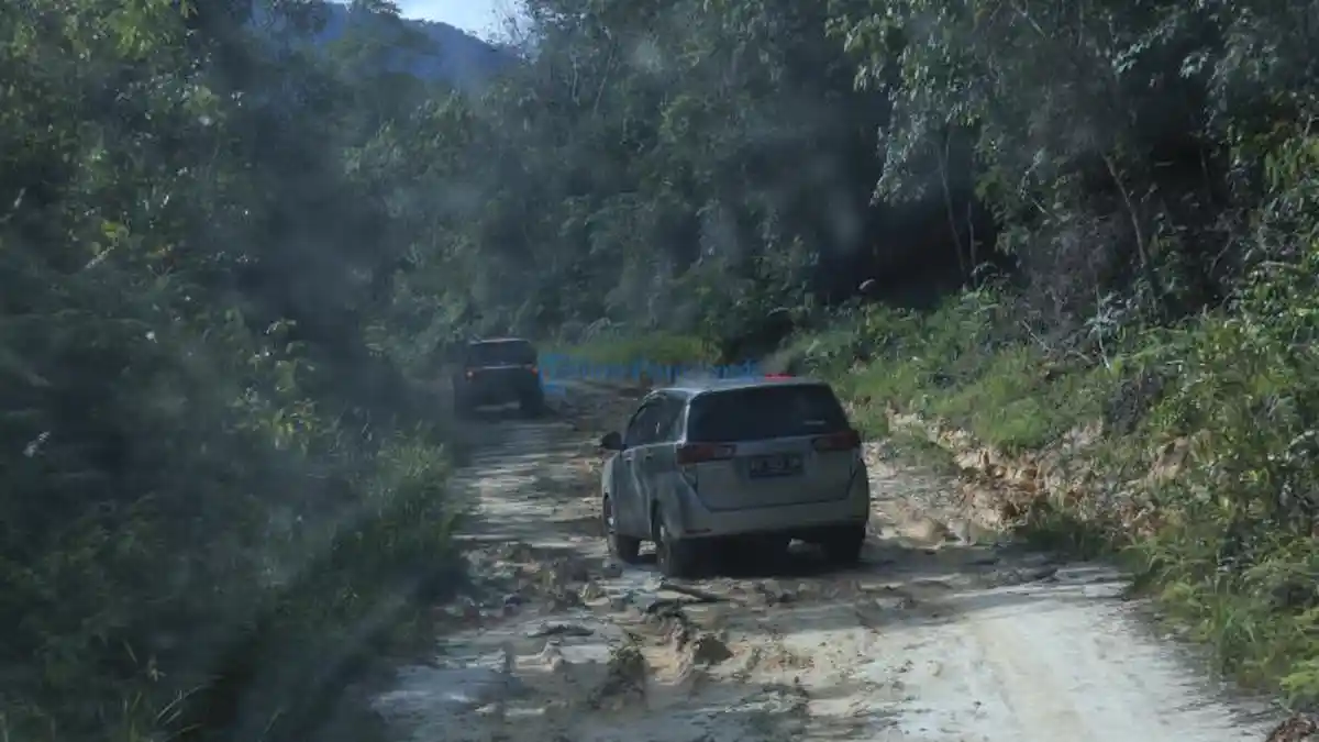 FOTO: Penampakan Jalan Menuju Dusun Sebangkang, Desa Laja Sandang - jalan-sebangkang.jpg