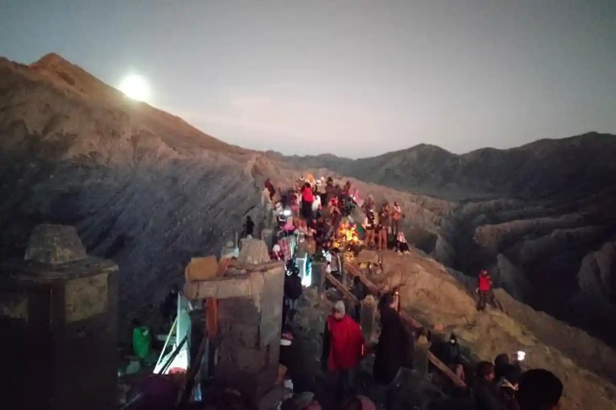 Makna Larung Sesaji Bagi Masyarakat Suku Tengger Saat Yadnya Kasada