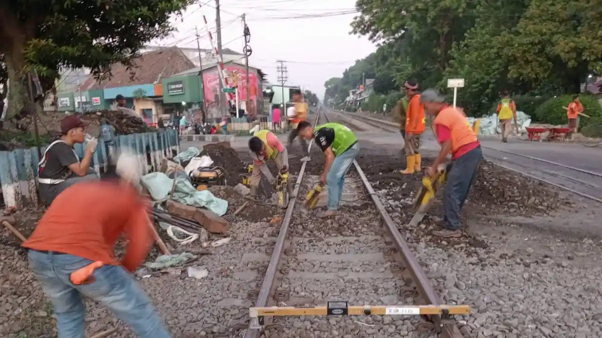 Perlintasan Kereta Api di Jalan Ahmad Yani Bandung Diperbaiki, Pengguna Jalan Diminta Hati-hati