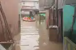 Warga-sedang-melewati-banjir-yang-terjadi-di-Kampung-Aur.jpg