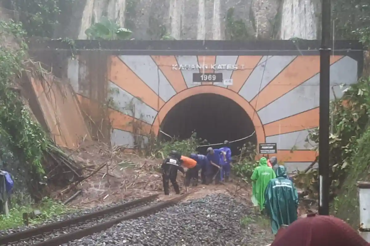 Sempat Diterjang Longsor, Jalur Kereta Api di Sumberpucung Malang Sudah Bisa Diakses Kembali