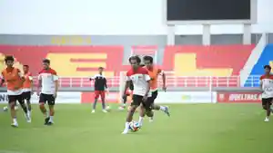 Pemain-Deltras-FC-menjalani-official-training-OT-Sabtu-4102025.jpg