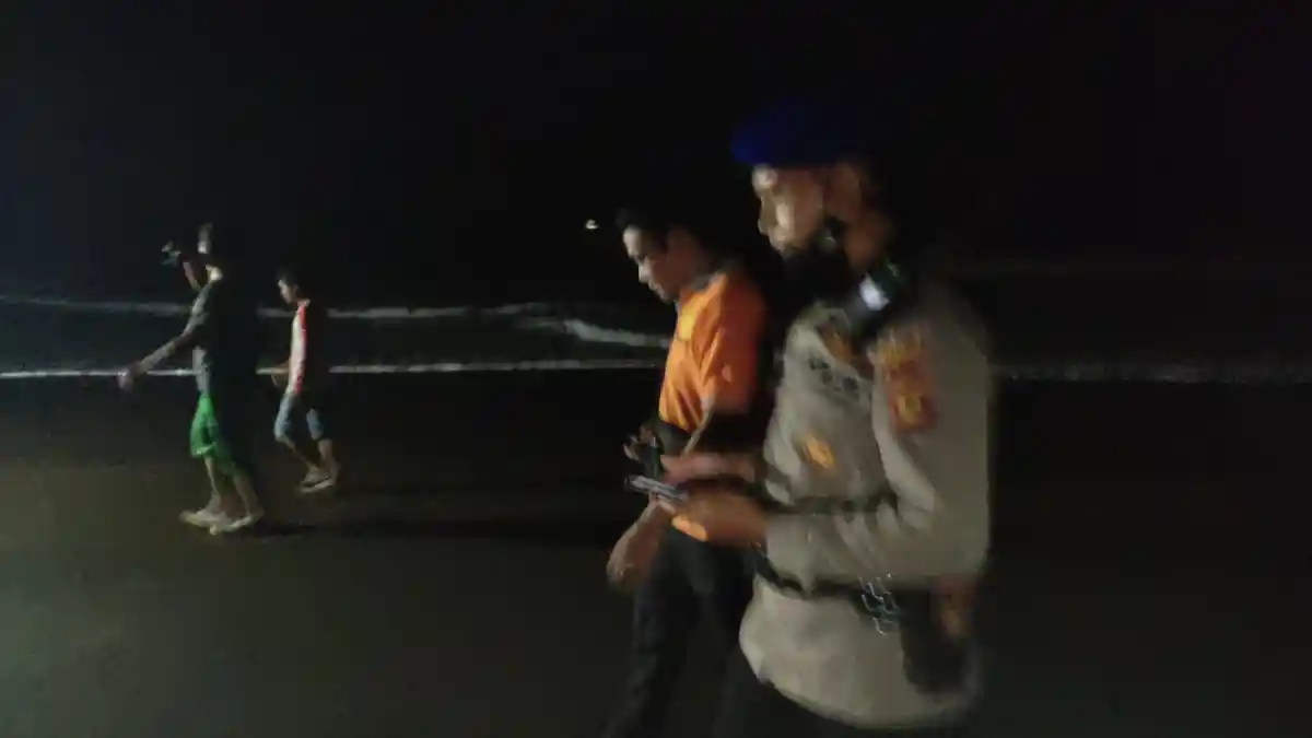 Sempat Lambaikan Tangan Minta Bantuan, Hartono Hilang saat Berenang di Pantai Lembeng