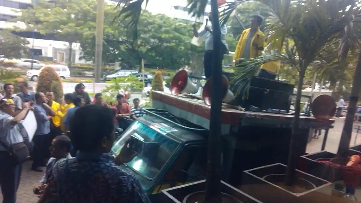 Kenapa UI Bisa Membawa Mobil Unjuk Rasa ke Halaman KPK?