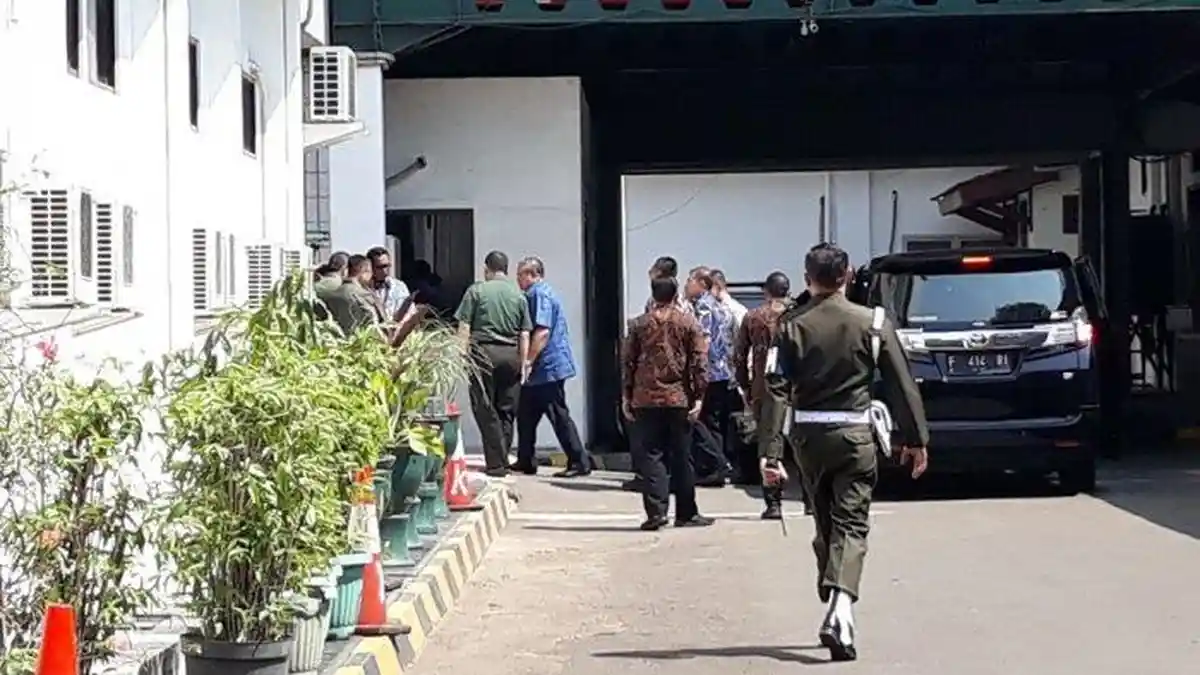 SBY Langsung ke Ruang Perawatan BJ Habibie di RSPAD Gatot Soebroto