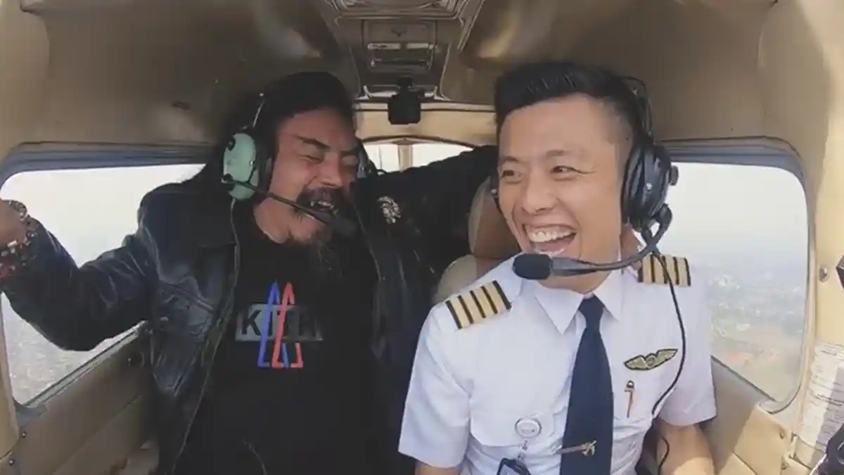 Teriak Histeris Saat Naik Pesawat, Master Limbad Minta Ampun Kepada Pilotnya dan Langsung Lemas!