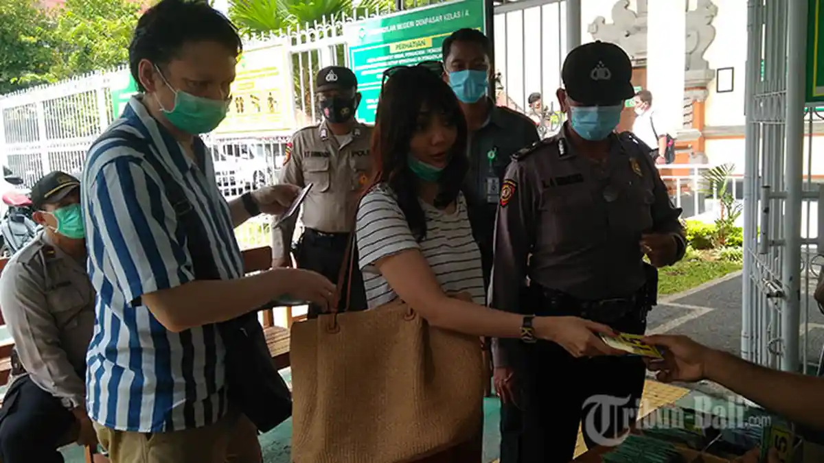 Artis Rina Nose Datang ke Sidang Jerinx di PN Denpasar, Fotonya Pernah Diunggah di Instagram jrxsid