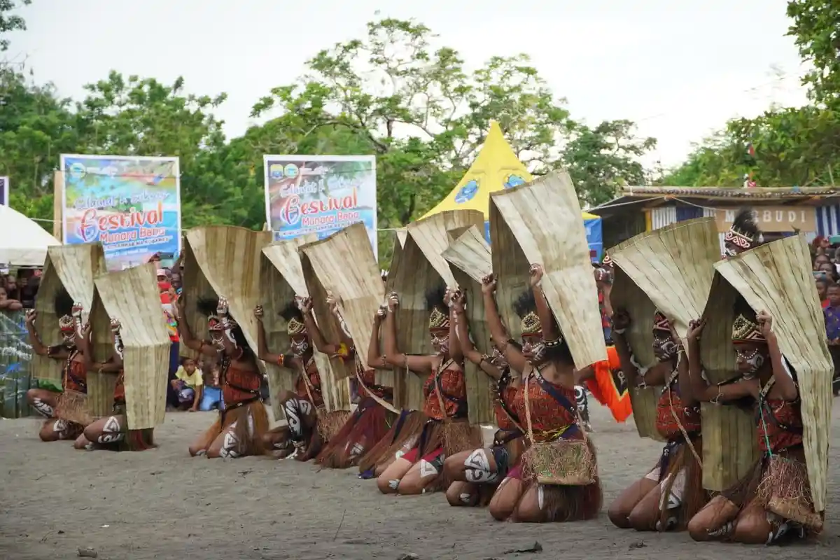 Intip Parade Enam Marga Suku Byak Karon di Festival Munara Beba Tambrauw