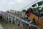 jembatan-widang-tuban-ambrol_20180417_120120.jpg