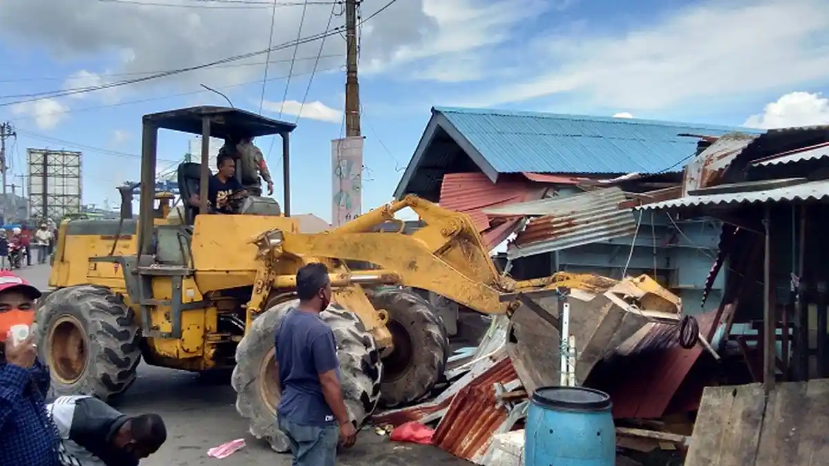 Alat Berat Turun, Pedagang Pasar Mardika Ambon Kewalahan Ungsikan Barang