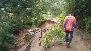 Jalan-beraspal-milik-Pemerintah-Kabupaten-Tapin-di-Desa-Bitahan-Baru-longsor.jpg