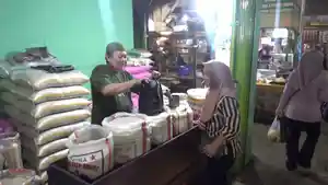 Aktivitas-jual-beli-beras-di-Pasar-Rebo-Purwakarta-Rabu-562026-Har.jpg