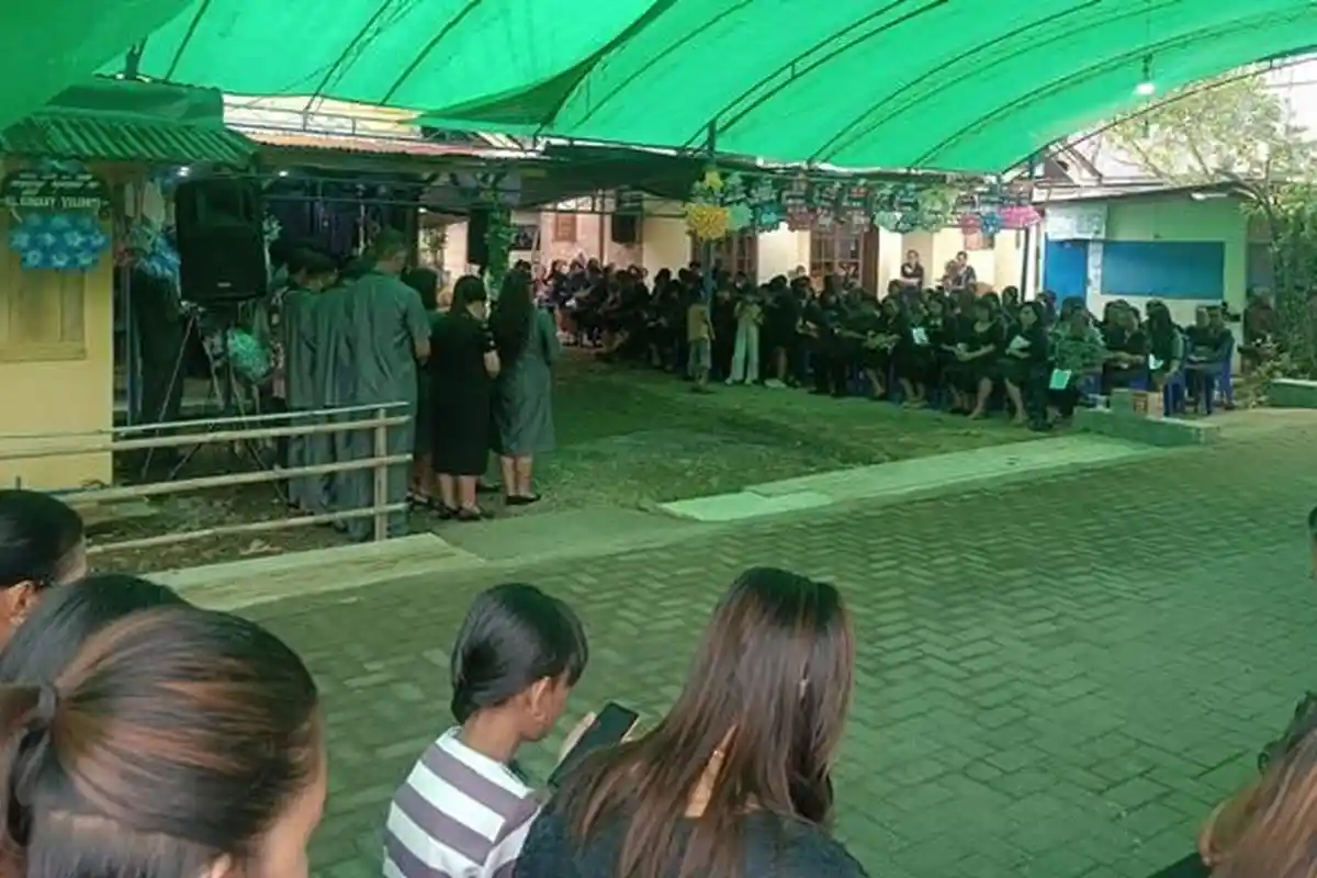 Jelang Pemakaman Pratu Afrio Setiawan di Bolmong Sulawesi Utara, Keluarga Laksanakan Ibadah