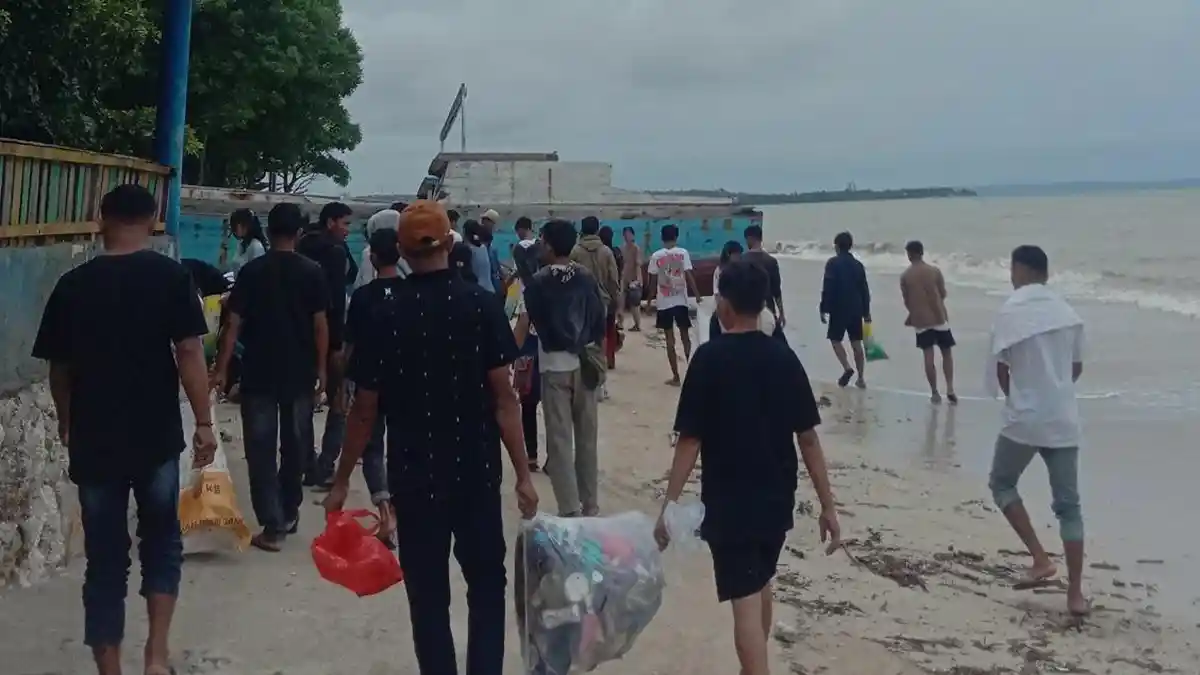 Mahasiswa Manggarai Raya Gelar Aksi Bersih Sampah di Pantai Oesapa