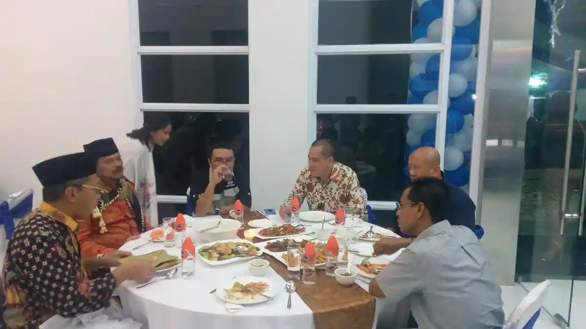 Syahrul YL Nikmati Buah Pepaya Sembari Diskusi dengan Petinggi Tribun Timur