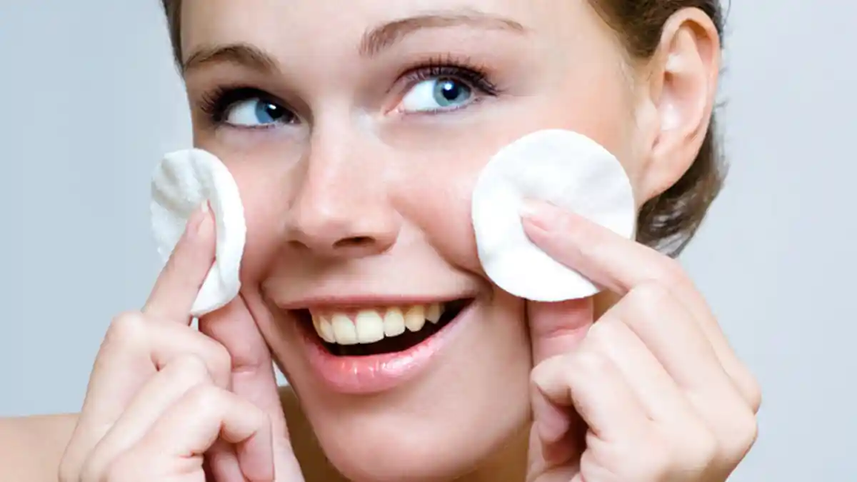 4 Alasan Kamu Harus Menghapus Make Up Sebelum Tidur, Bisa Akibatkan Jerawat!