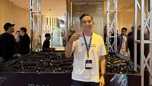 BERPOSE-Founder-FLOQ-Yudhono-Rawis-saat-dijumpai-dalam-acara-Mini-Akademi-Crypto.jpg