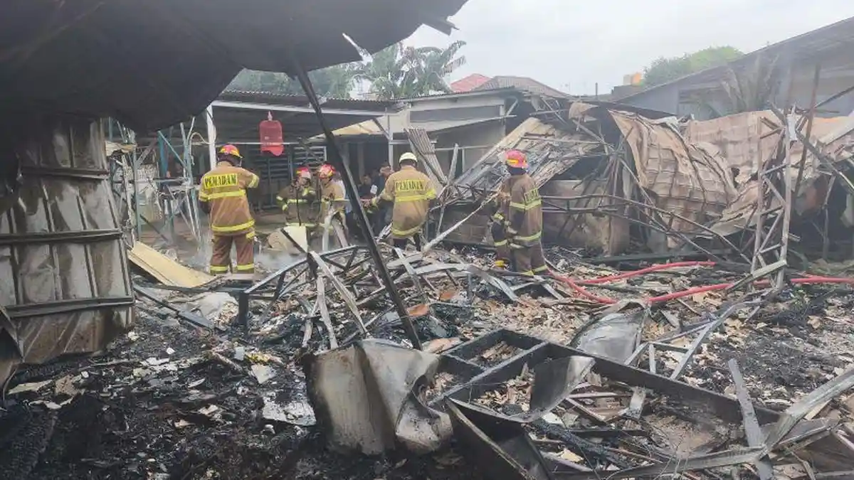 Kebakaran Hebat di Cisalak Pasar Depok Hanguskan Gudang, Toko Kelontong, dan 7 Unit Motor 