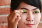Menggunakan Eye Shadow Tempelan Lebih Praktis