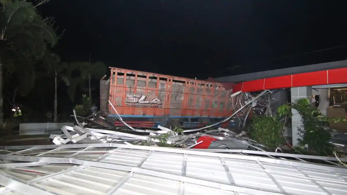 Momen Evakuasi Truk Tronton yang Tabrak Gedung Kesenian Balikpapan