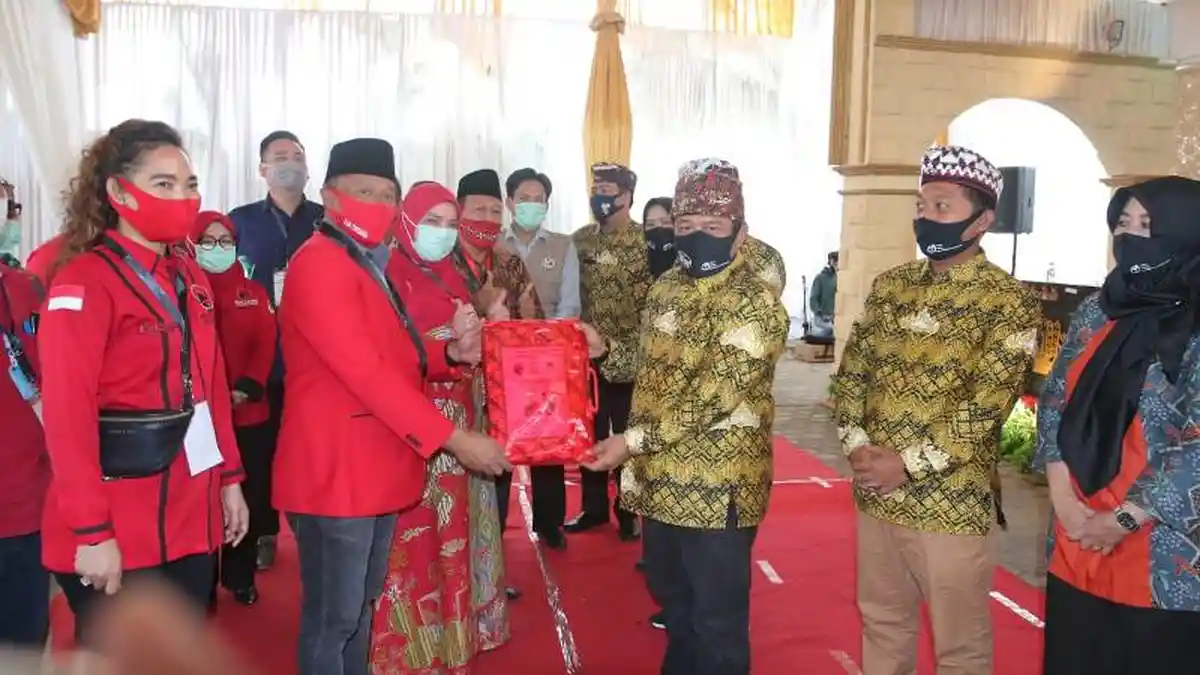 Serahkan Berkas, Eva Dwiana-Dedi Amarullah Resmi Mendaftar ke KPU Bandar Lampung