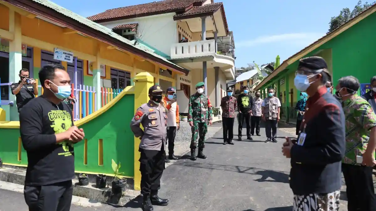 Ganjar Jenguk Warga Desa Kecis Wonosobo, Minta Bidan Bikin Grup WhatsApp
