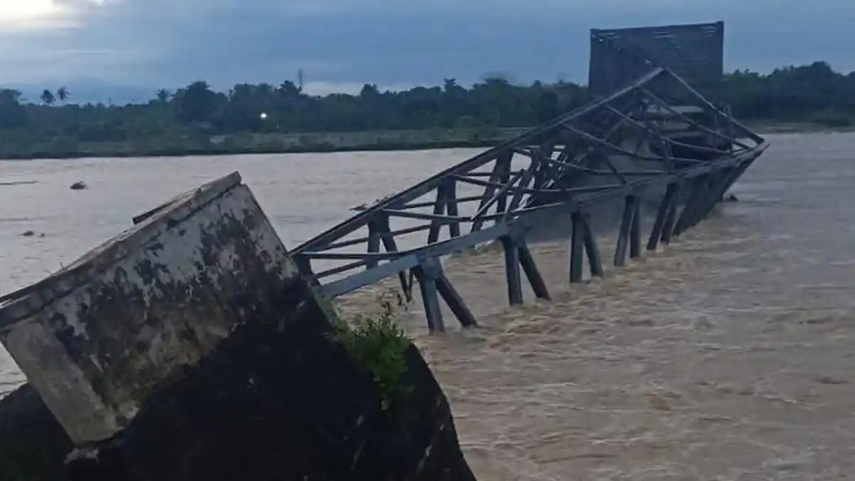 BREAKING NEWS - Jembatan Rangka Baja Alue Buloh Nagan Raya Ambruk ke Sungai