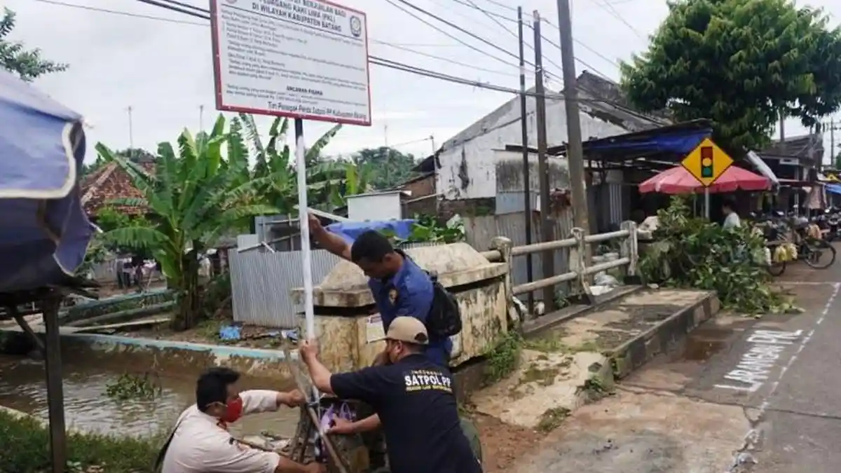 Larang PKL Berjualan di Jembatan Pasar Sedondong, Satpol PP Batang Pasang Papan Perda