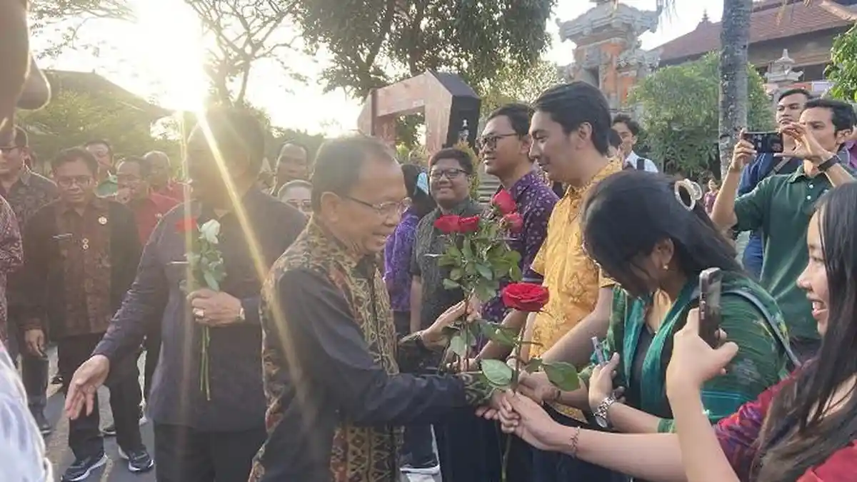 Tangis Haru Wayan Koster Saat Ratusan ASN Pemprov Bali Berikan Bunga Ucapan Terima Kasih
