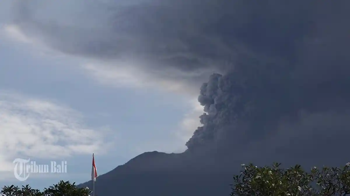 Ada Sinar Kuning Kemerahan Saat Gunung Agung Erupsi Minggu Pagi. Apakah Itu?