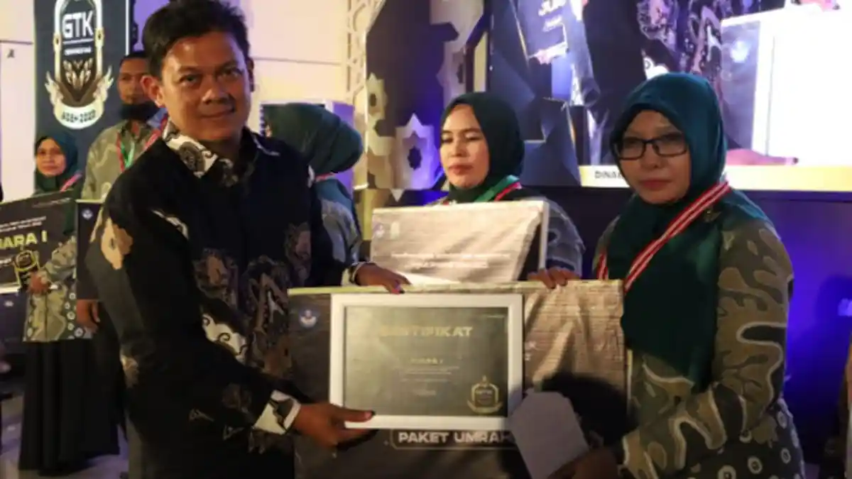 Disdik Aceh Beri Hadiah Umrah 8 Guru dan Tenaga Kependidikan Berprestasi 2023