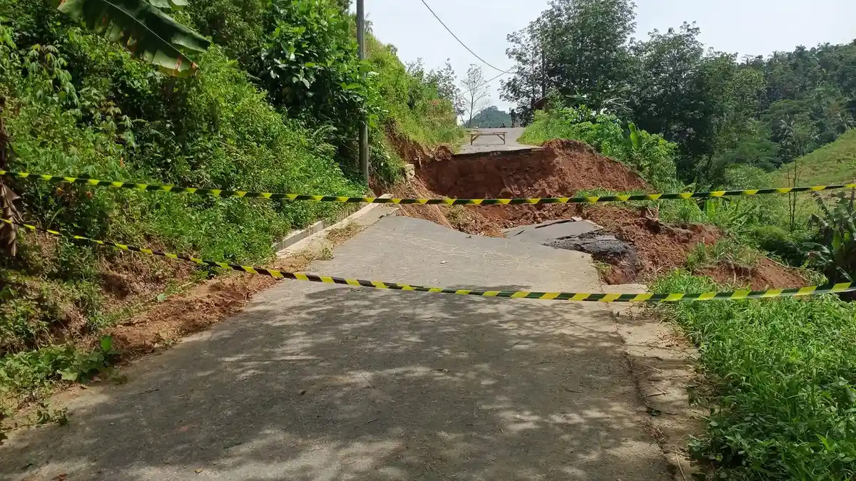Jalur Alternatif dari Banyumas Menuju Brebes Putus Total di Desa Samudra Kulon, Gumelar